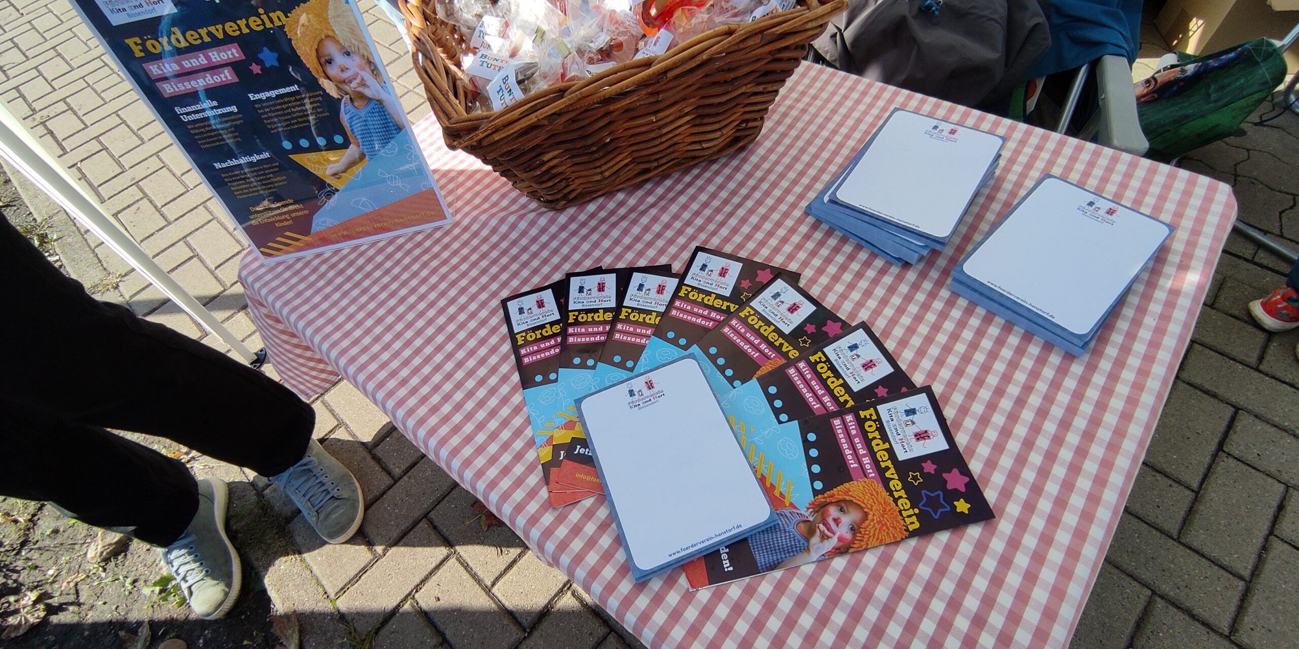 Aufsteller Flyer Bunte Tueten Aufsteller Flyer Bunte Tueten